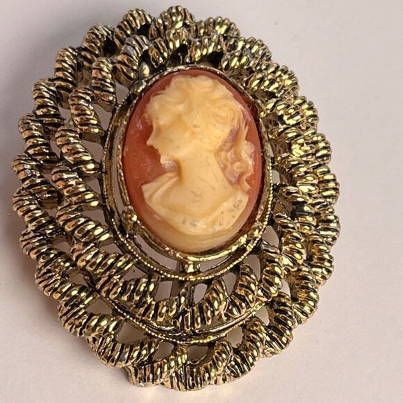 Gerry's Vintage Gold-Tone Cameo Brooch Pin With Ornate Twisted Frame & Classic L - Picture 1 of 3